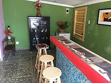 Sala cocina con barra americana y frigorifico